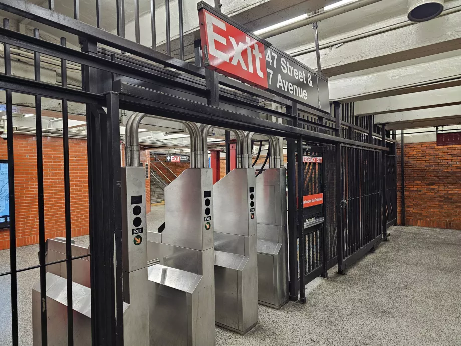 Изход от метростанцията