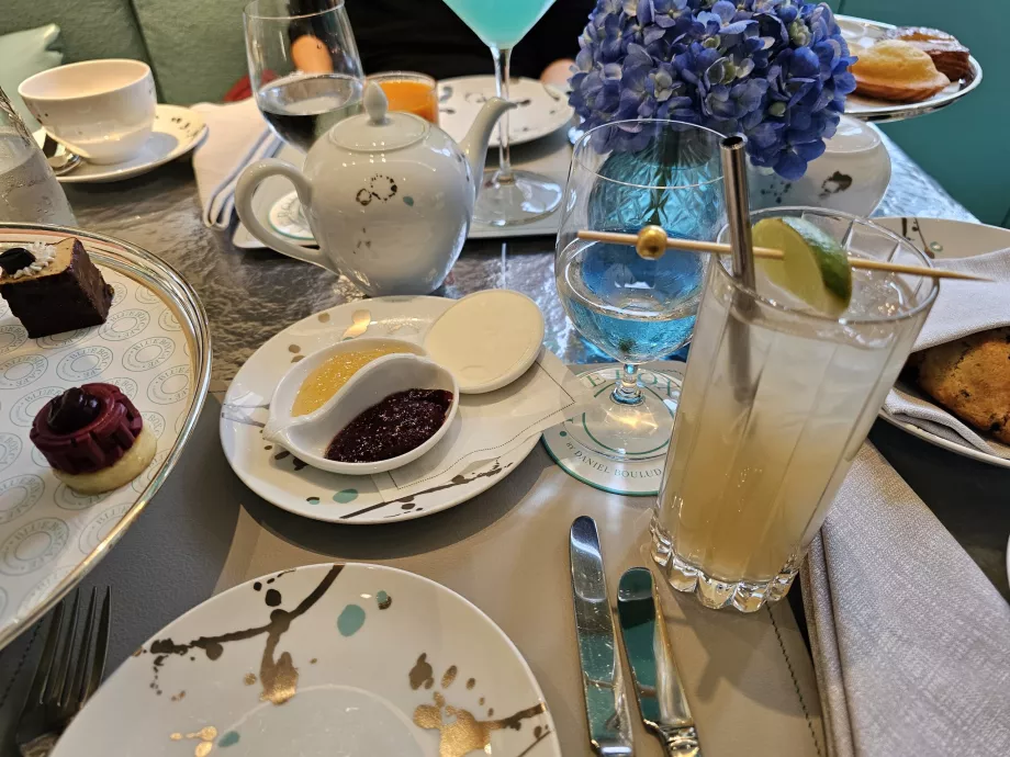 Синя кутия, мармалад, масло и коктейл