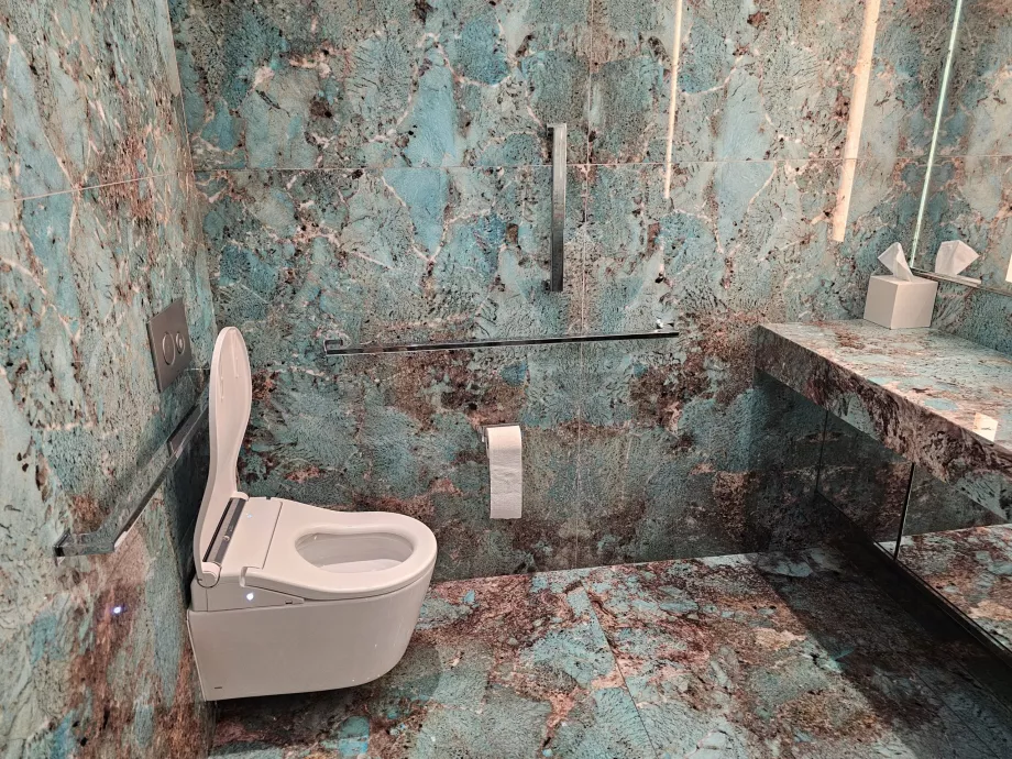 Tiffany &amp; Co., мраморни тоалетни