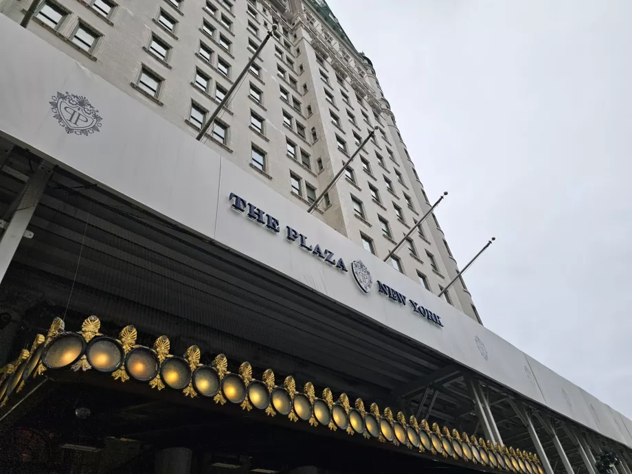 Надпис "The Plaza"