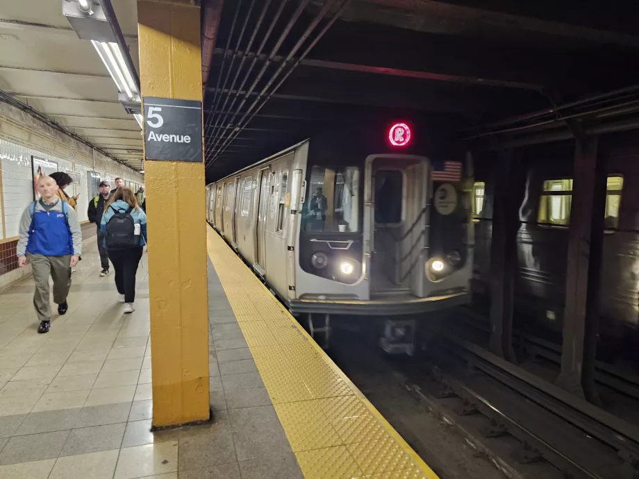 Метролиния R