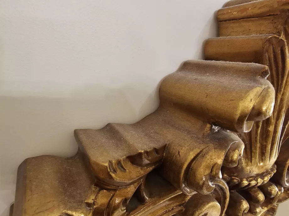 Прах върху леглото в хотел Plaza