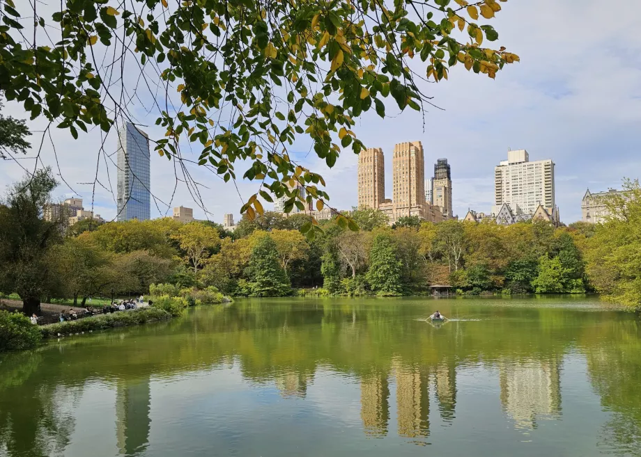 Езерото и силуетът на Uptown