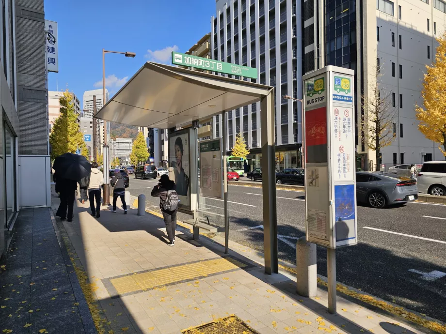 Автобусна спирка в град Кобе