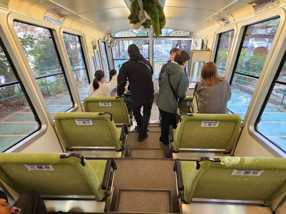 Интериор на кабинковия лифт Maya