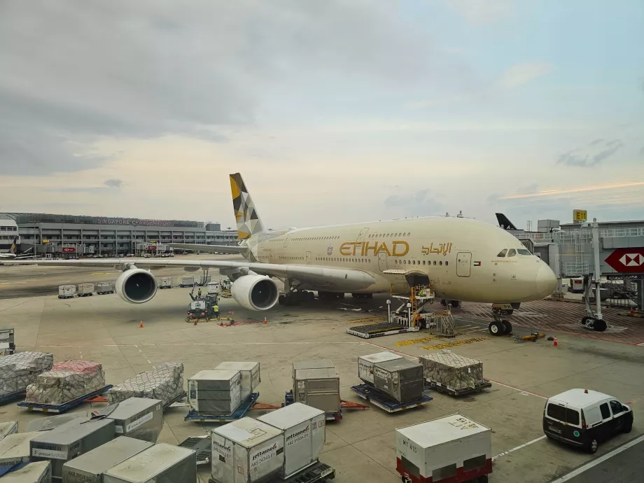 Самолет Airbus A380 на изхода на летището в Сингапур