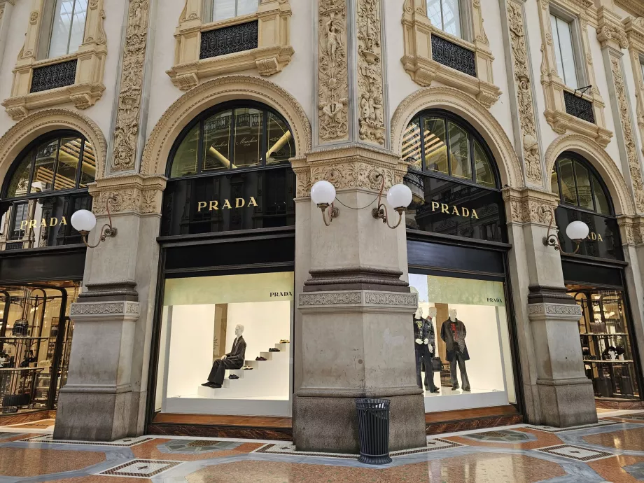 Магазини в Galleria Vittorio Emanuele II.