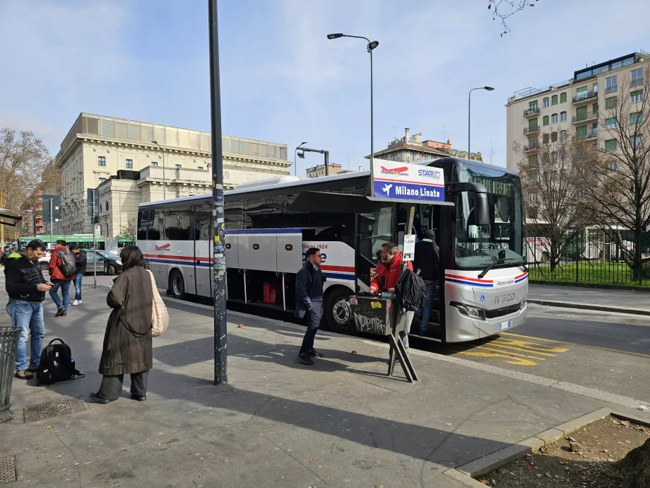Автобусна спирка пред гара Centale