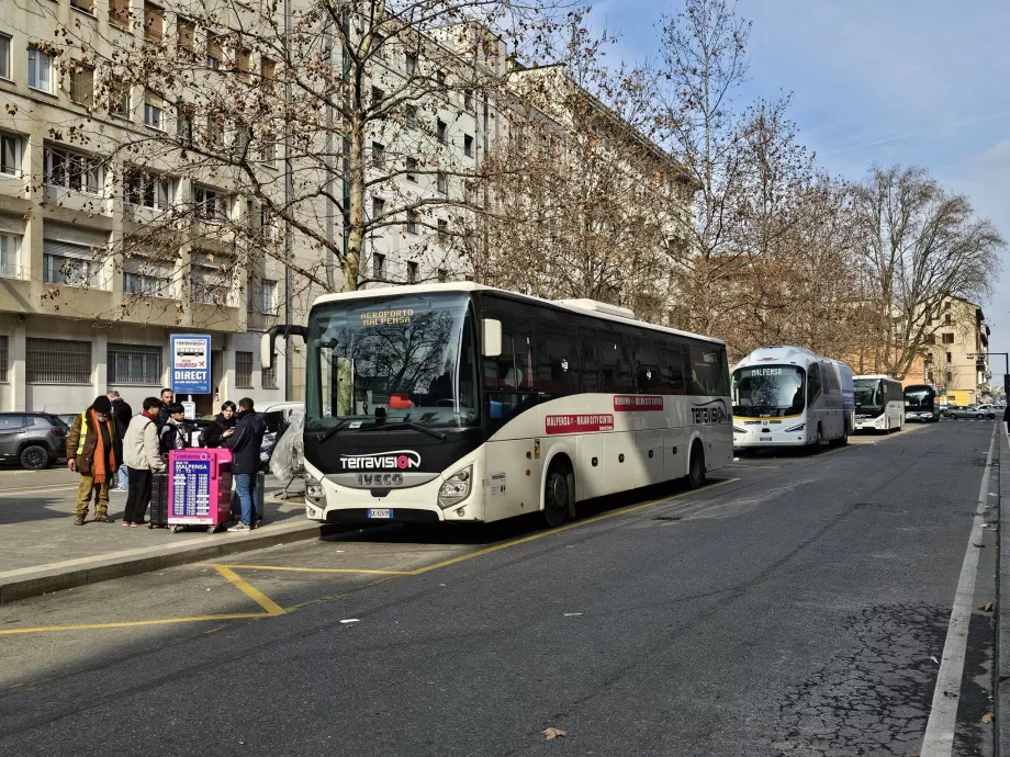 Автобусна спирка на гара Milano-Centrale