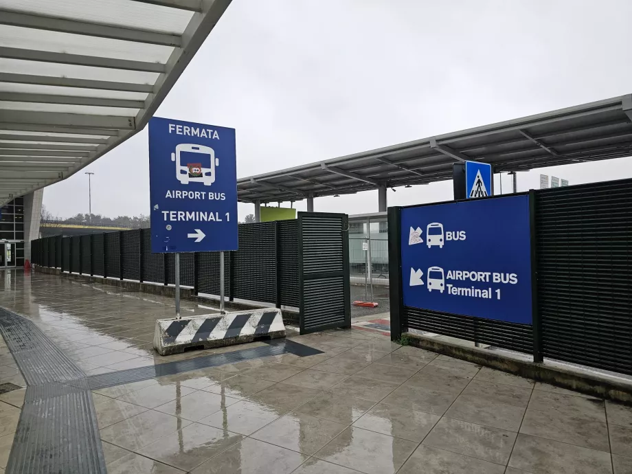Спирка на автобус за совалки на Терминал 2