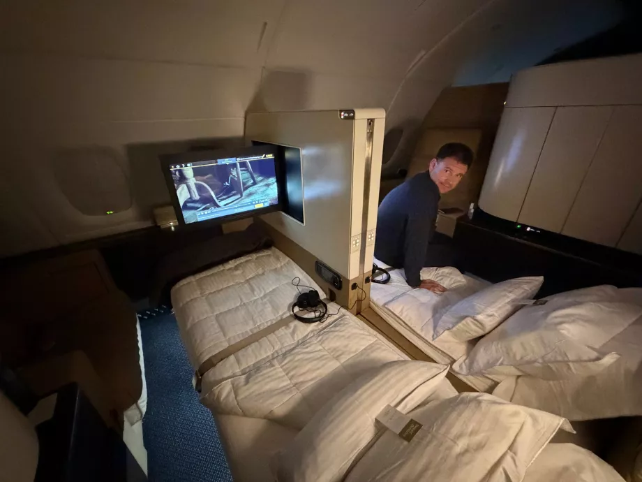 Аз на леглото в първа класа на Etihad Airways