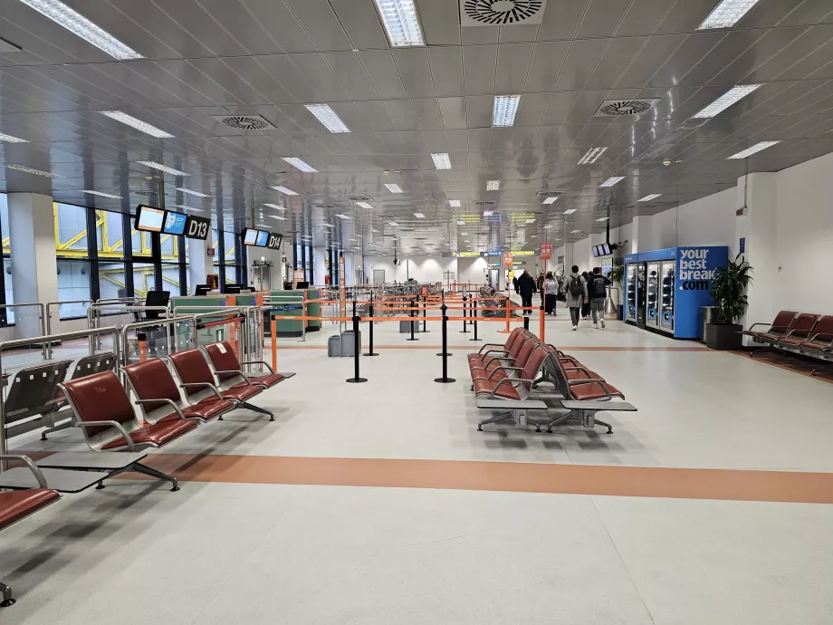 Терминал 2, транзитна зона