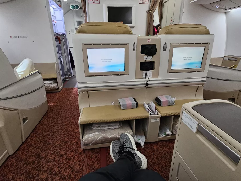 Пространство за краката, Boeing 787, седалка 2D