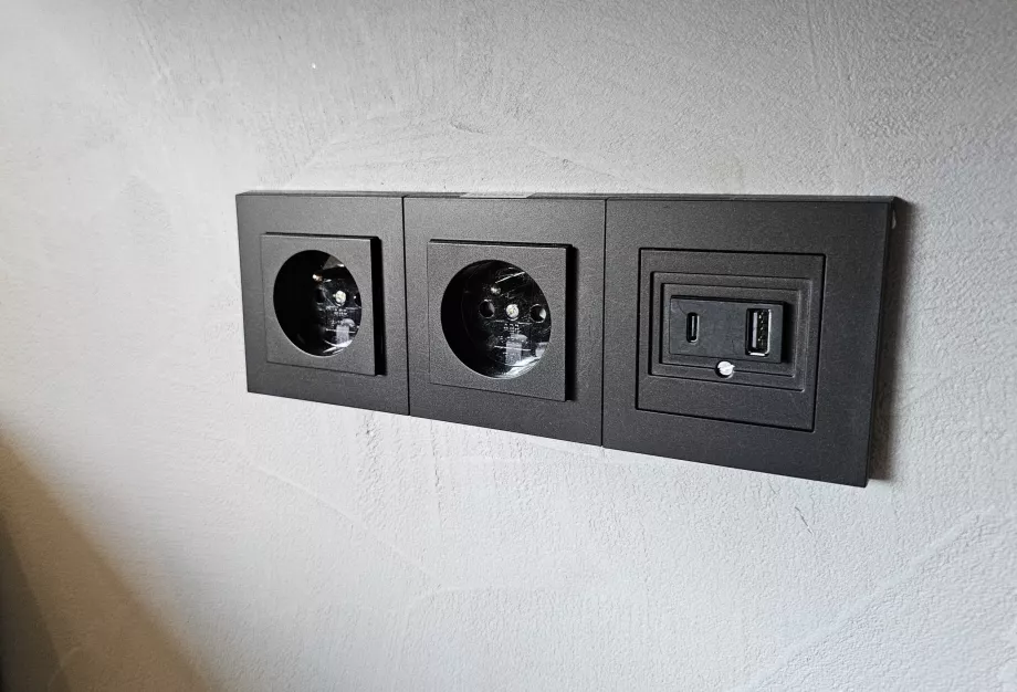 Контакти и USB
