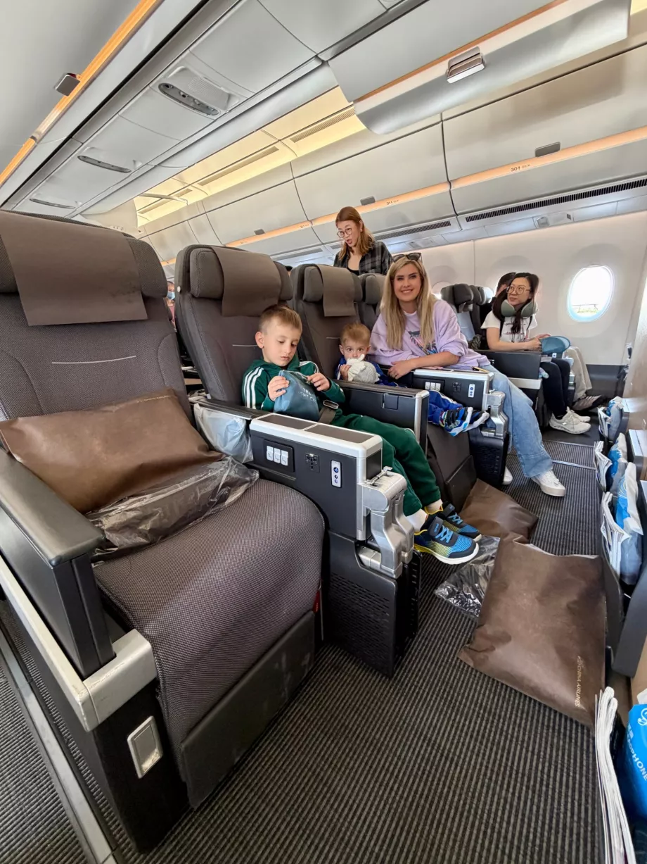 Нашето семейство на първия ред в Premium Economy