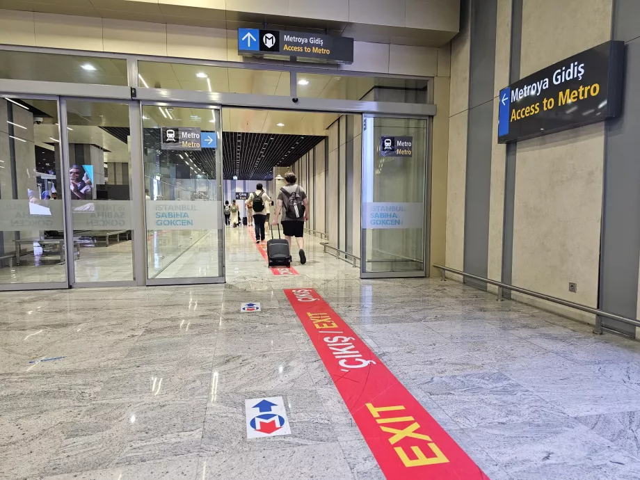 Вход към метростанцията