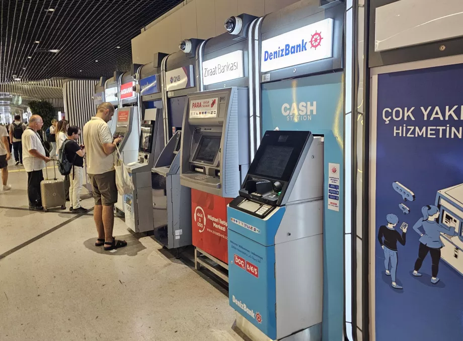 Банкомати на входа на метростанцията