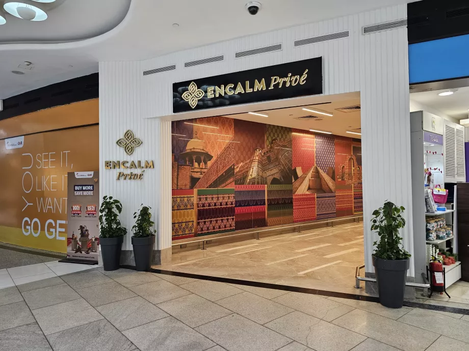Вход за салона Encalm Privé и хотел Transit