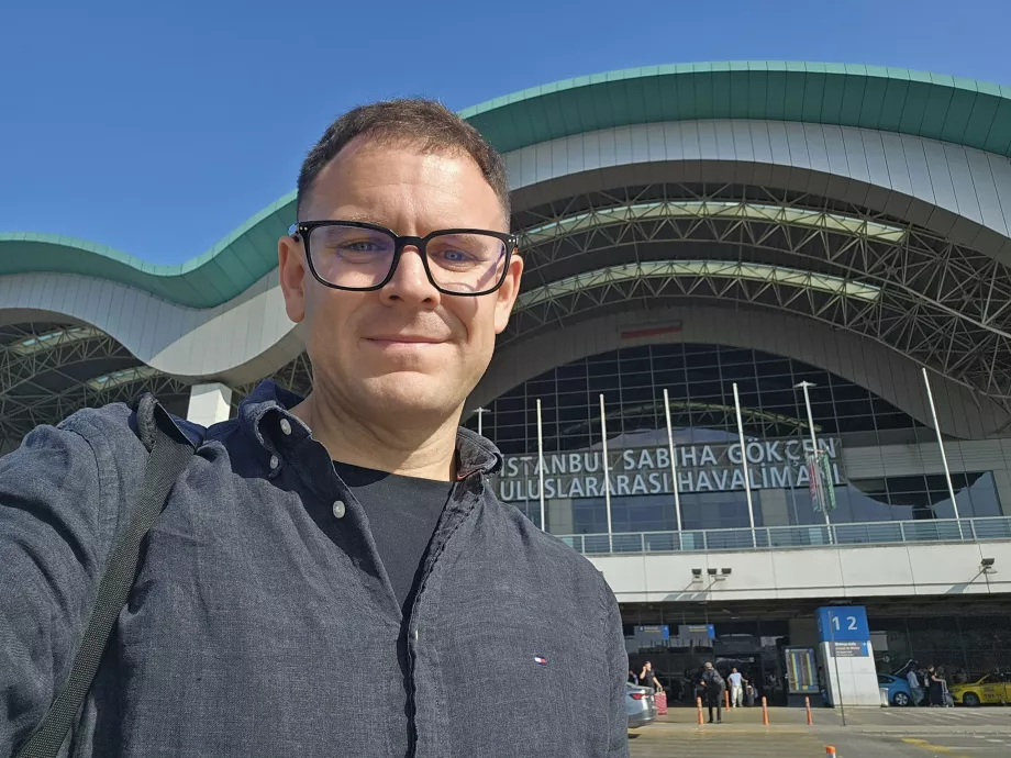 Аз пред терминала на летище SAW в Истанбул