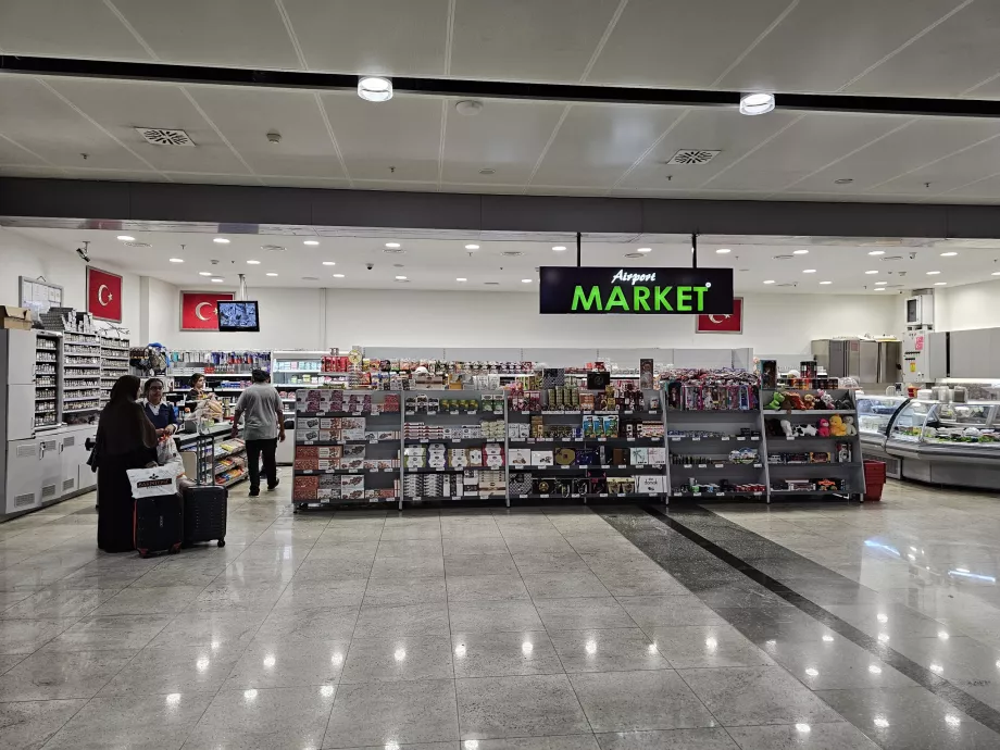 Супермаркет в залата за пристигащи