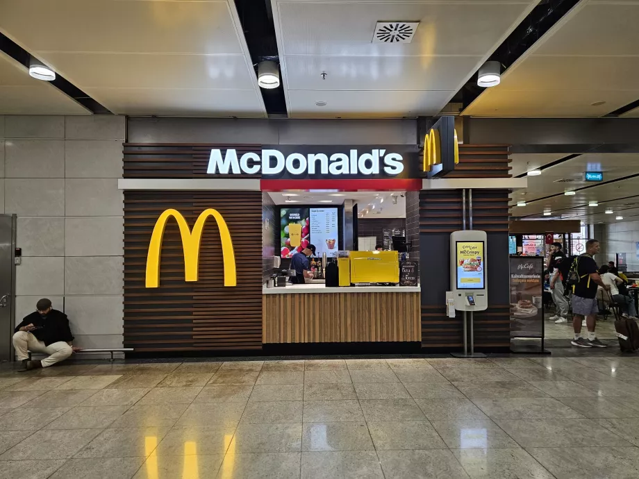 McDonald's, обществена зона за пристигащи
