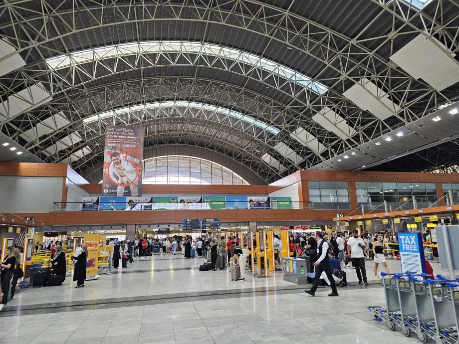 Зала за заминаване на летище Istanbul SAW