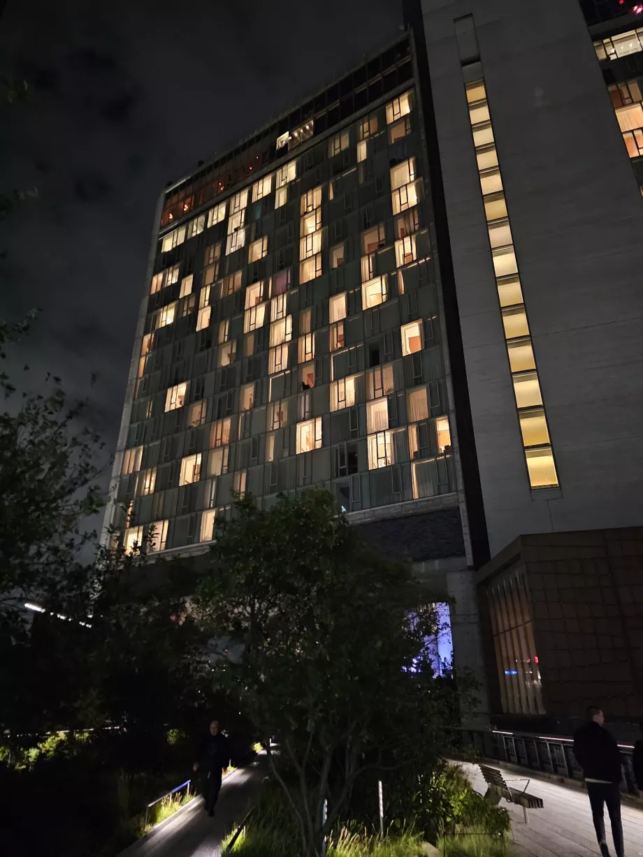 High Line, минаваща точно под хотела