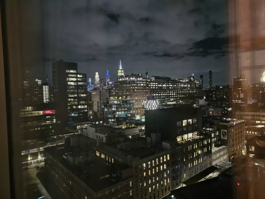 Изглед от стаята към Емпайър Стейт Билдинг