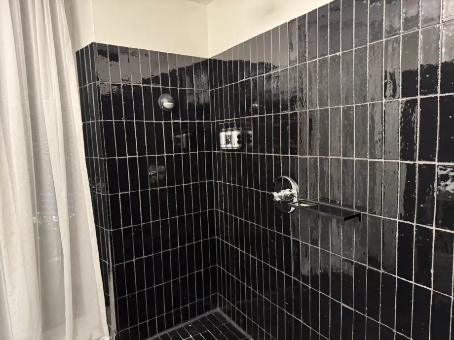 Само душ на главата