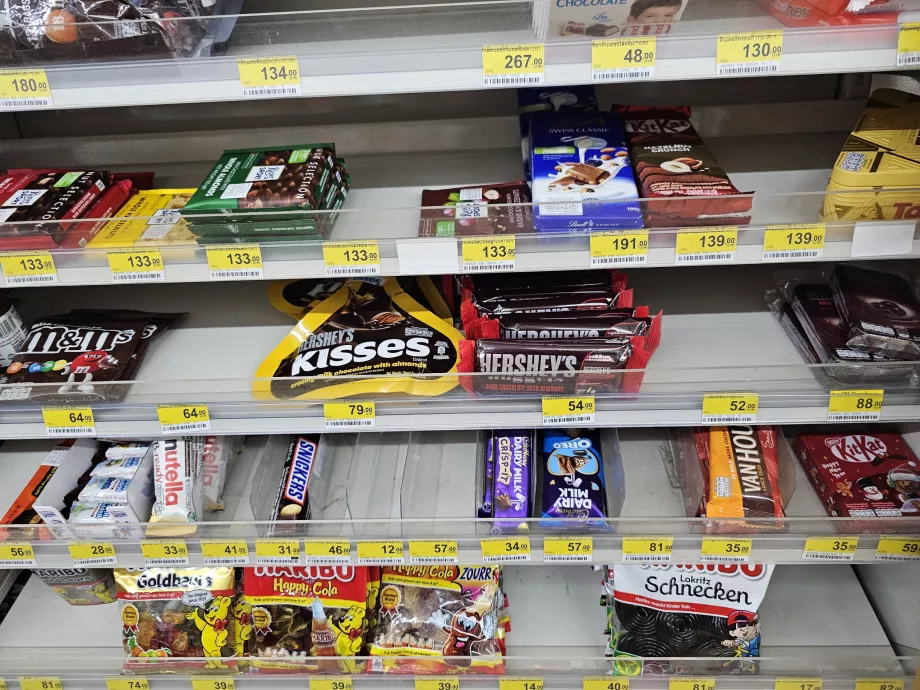 Рафт със сладкиши