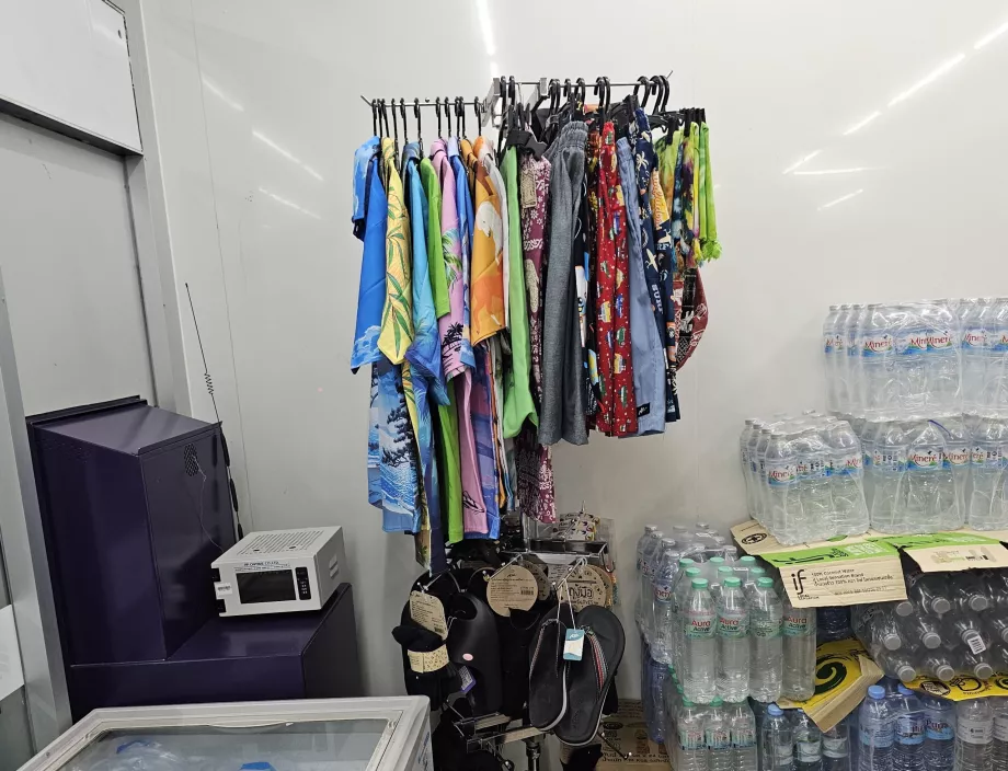 Ъгъл с дрехи, бански или джапанки