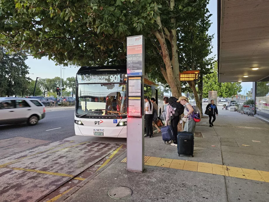 Автобусна спирка към летището на гара Broadmeadows