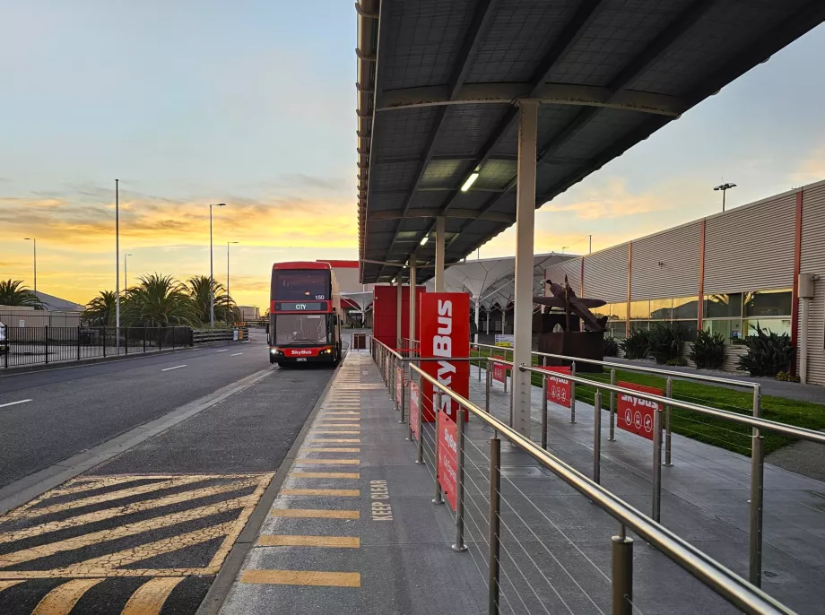 Спирка на Skybus пред терминала