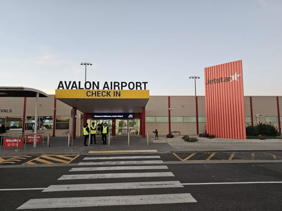 Терминал за заминаващи на летище Avalon Airport