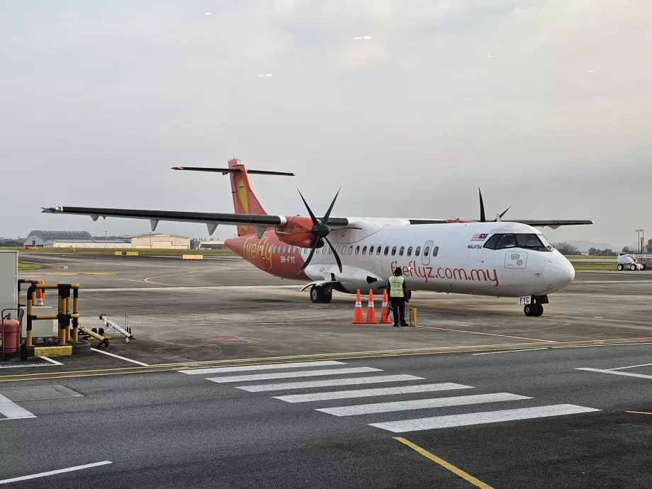 Firefly, ATR72 на летище Seletar Airport