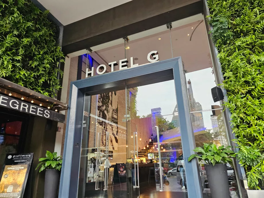 Вход към хотела