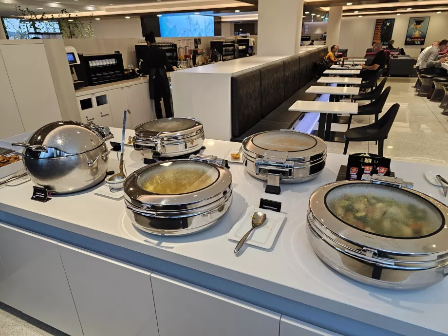 ANZ Lounge, топла храна