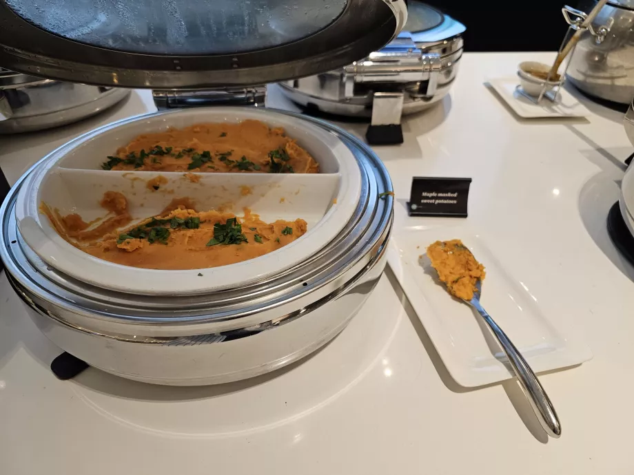 ANZ Lounge, топла храна