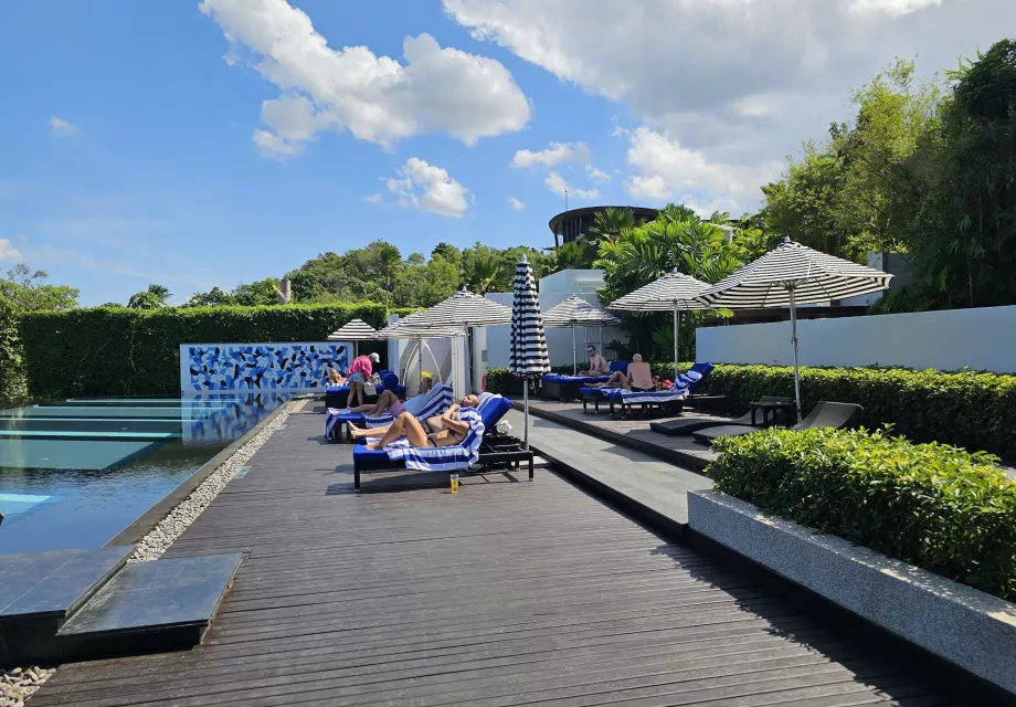 Шезлонги край общия басейн